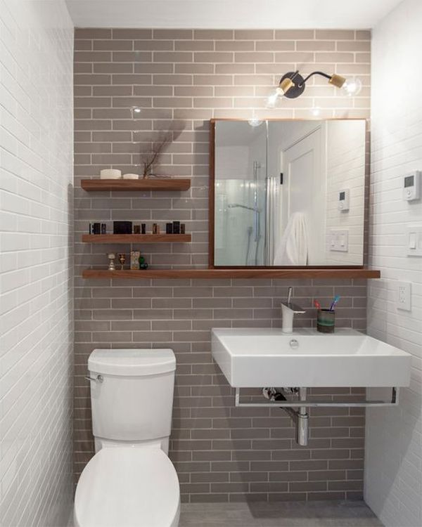 Banheiro pequeno com tijolos aparentes