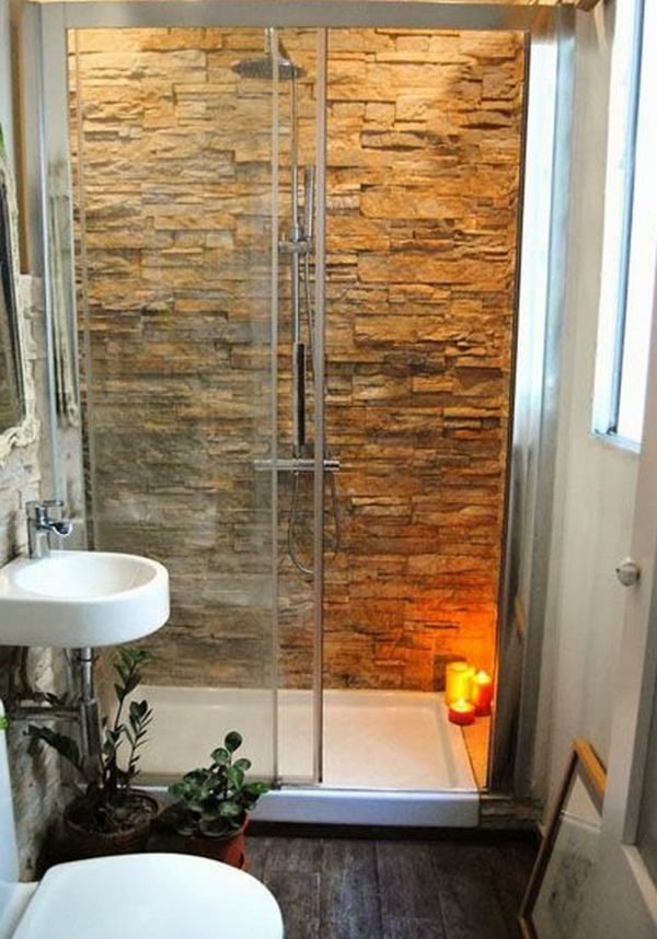 Banheiro pequeno com parede de pedras