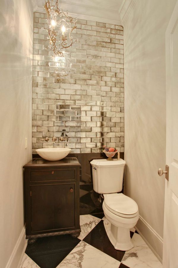  Banheiro pequeno com parede de tijolos espelhados