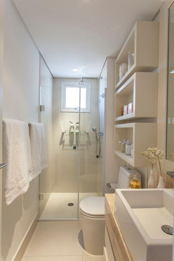 Banheiro pequeno e comprido com decoração branca