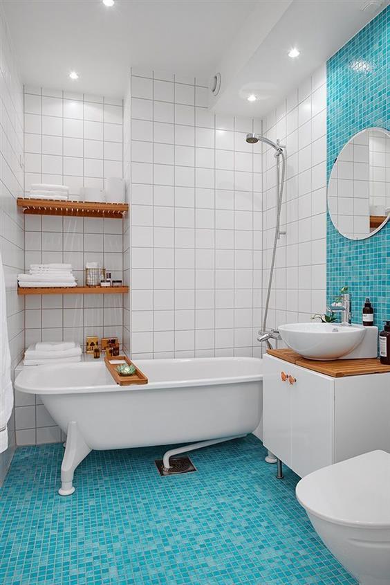 banheiro branco com parede do chuveiro azul