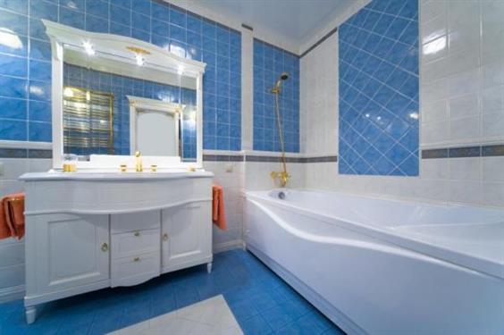 banheiro azul e branco pequeno