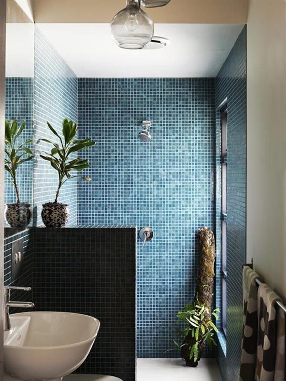 banheiros azul marinho e branco
