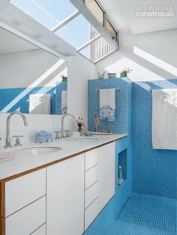 banheiro pastilha azul e branco