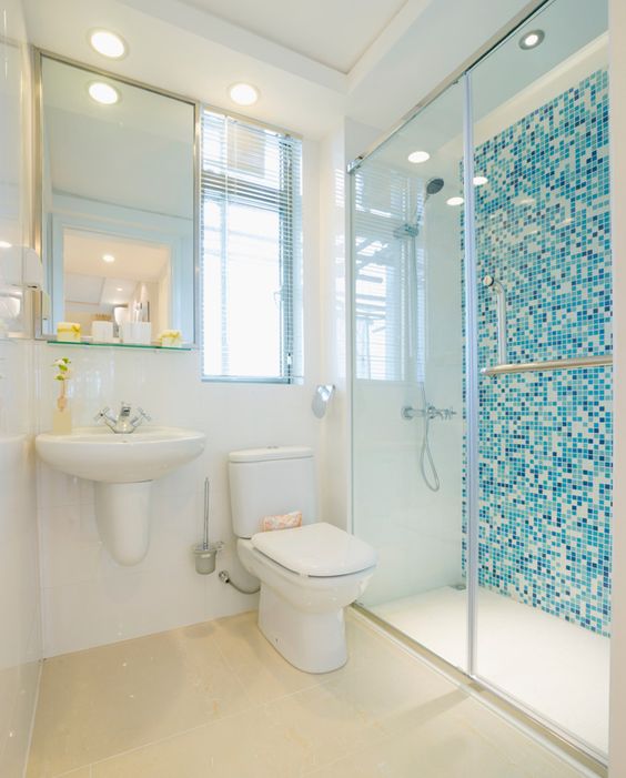 banheiros com pastilhas azul e branco