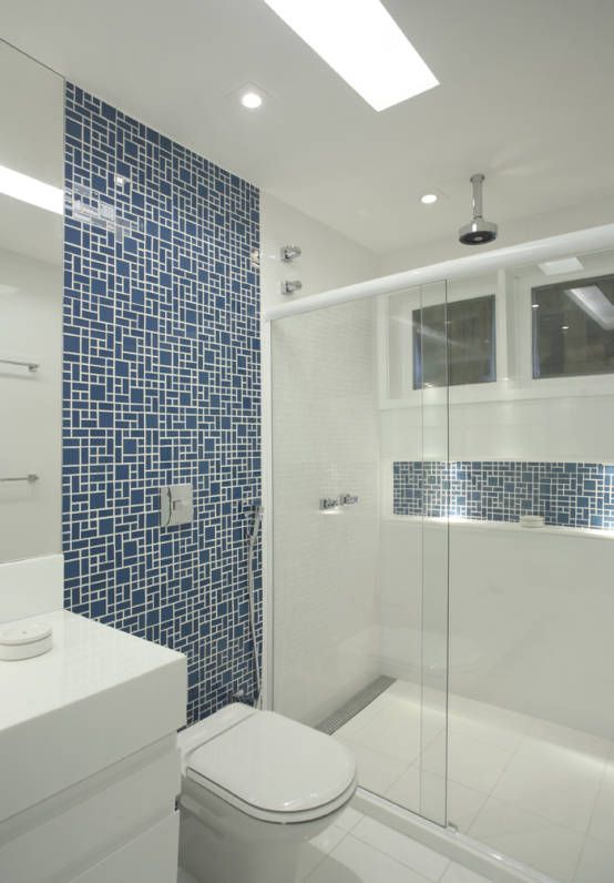 decoração de banheiro branco com azul turquesa