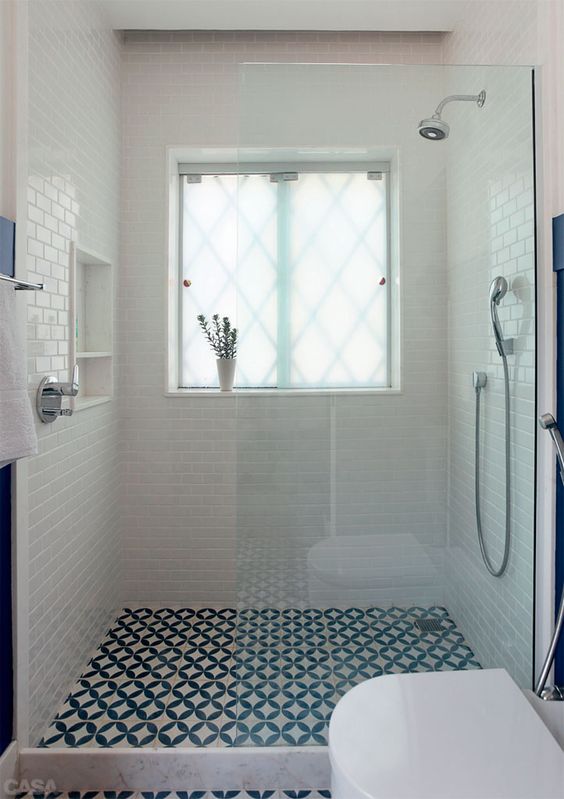 acabamento de banheiro azul e branco com ladrilhos