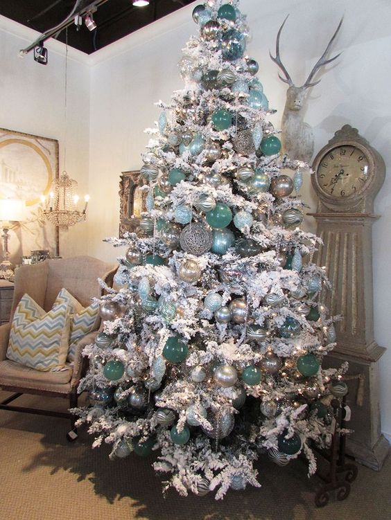 Decoração de Árvore de Natal com Laços e Bolas