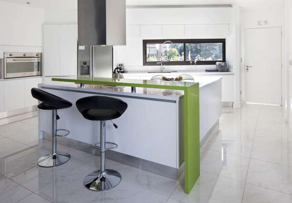 cozinha integrada com balcão colorido