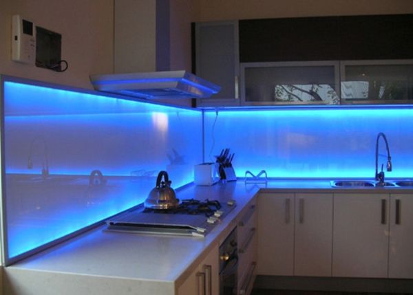 cozinha integrada com luz azul