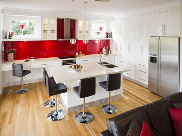 cozinha integrada com parede vermelha
