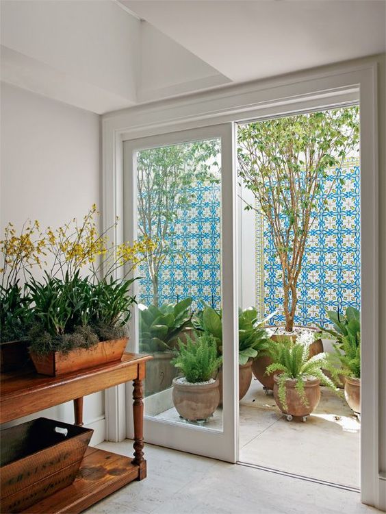 jardim interno com azulejo