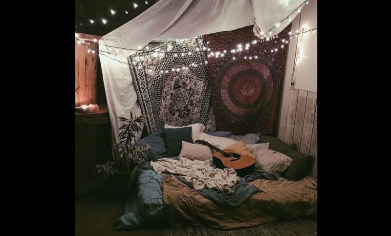 quarto com estilo hippie com cortinas