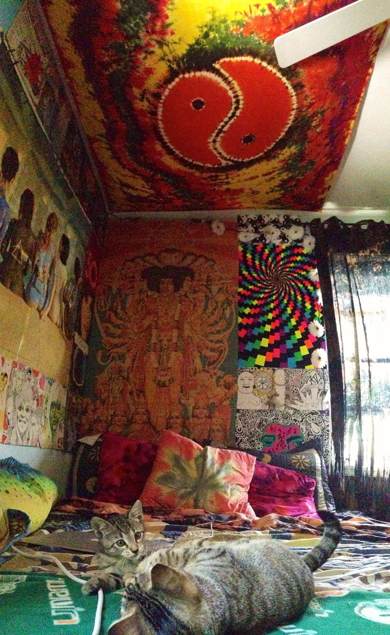 quarto com estilo hippie com teto decorado