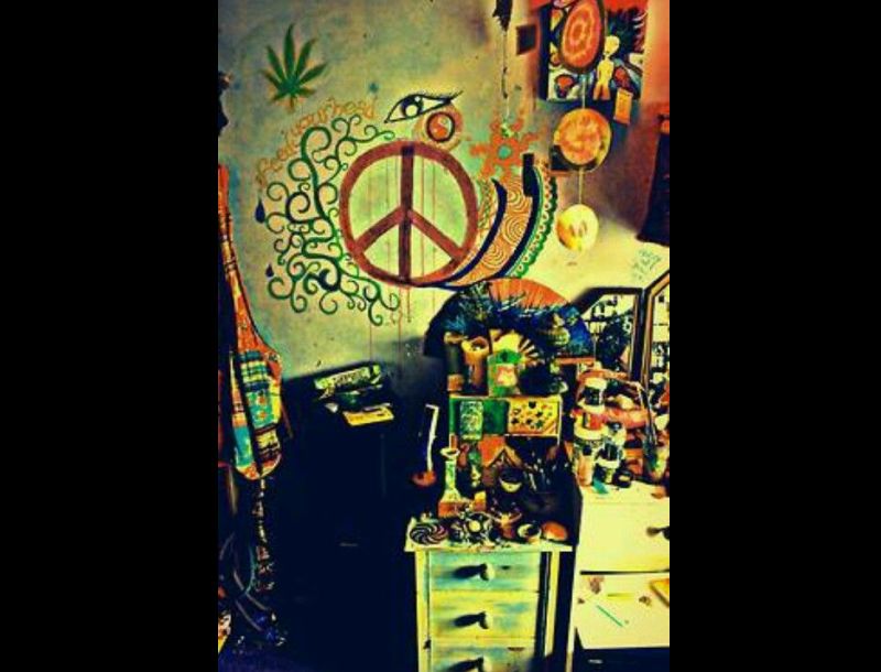 quarto com estilo hippie com desenhos