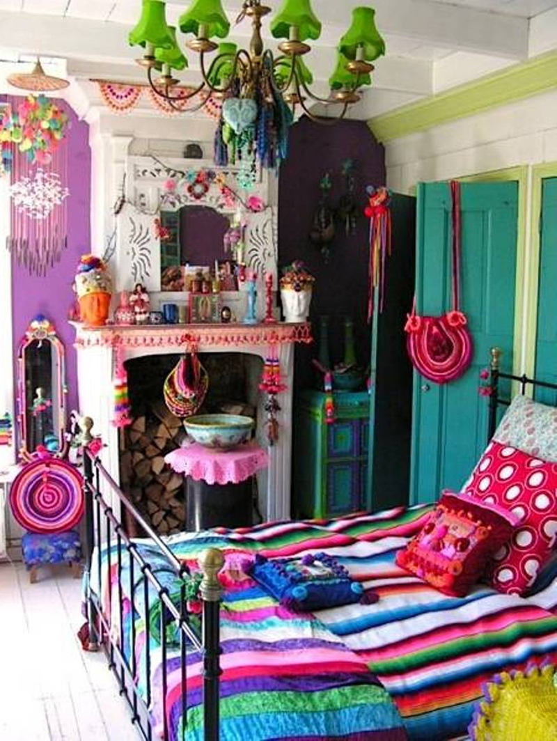 quarto com estilo hippie com muitas cores