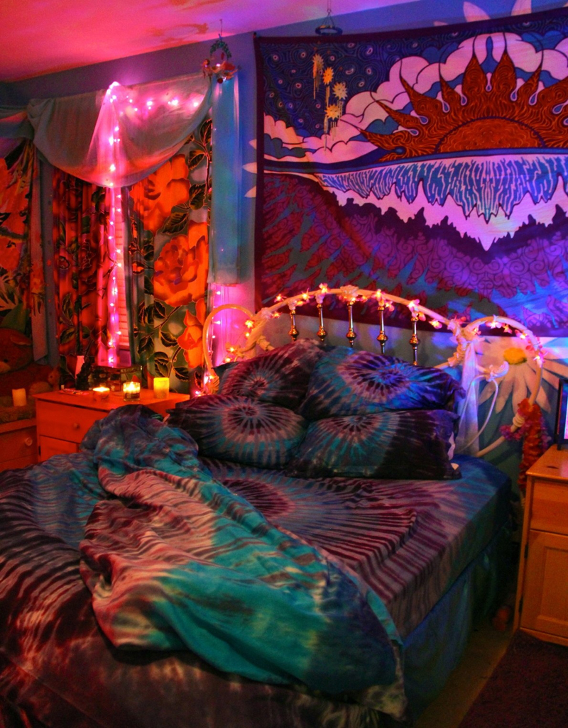 quarto com estilo hippie bem colorido