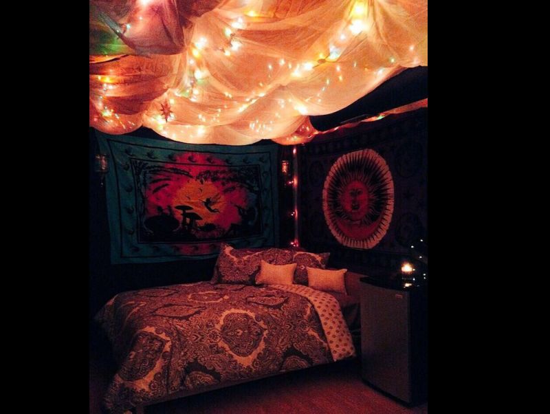 quarto com estilo hippie com luz no teto