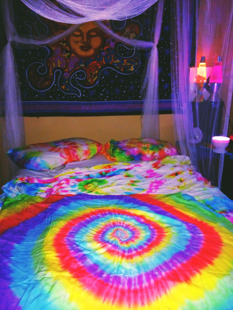quarto com estilo hippie com luz rosa