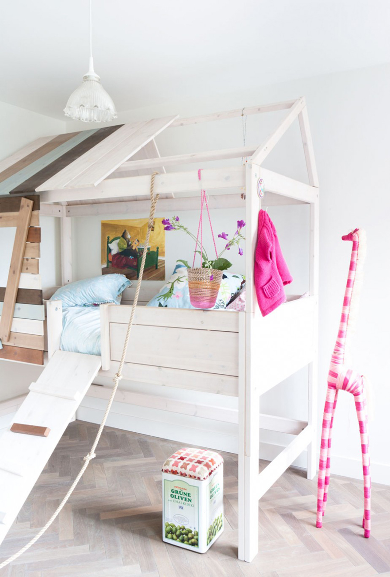 quarto infantil com casinha de madeira