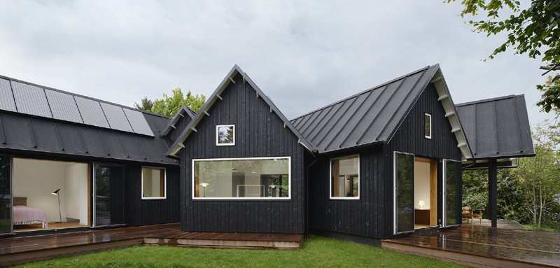 casa com madeira cor preta