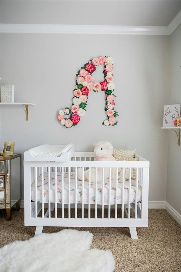 quarto bebe simples com flores