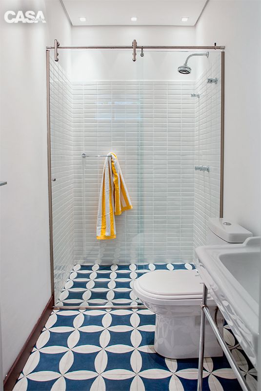 banheiro azul e branco no piso