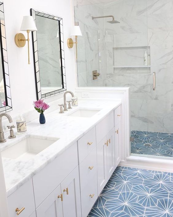 banheiro branco com box pastilha azul