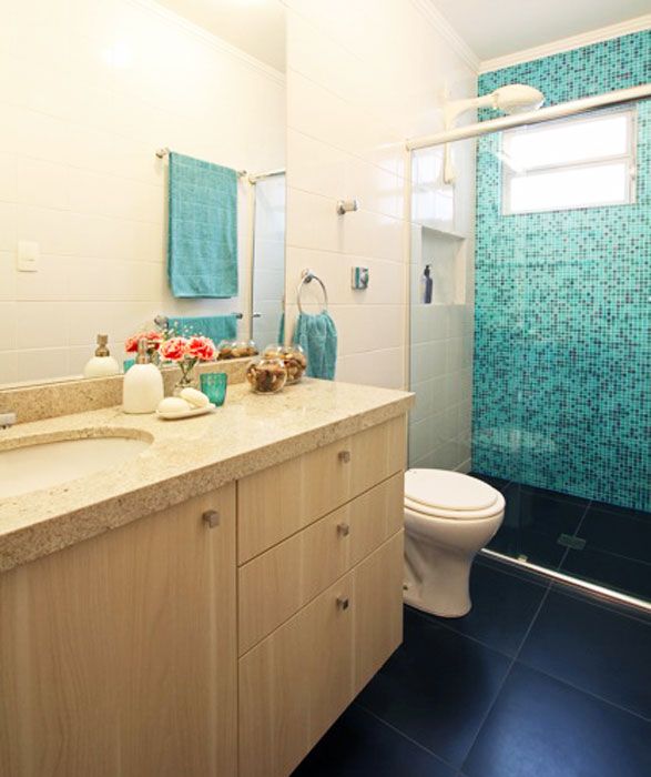 banheiro branco e azul marinho
