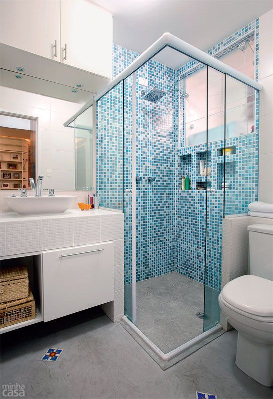 modelo de banheiro azul e branco