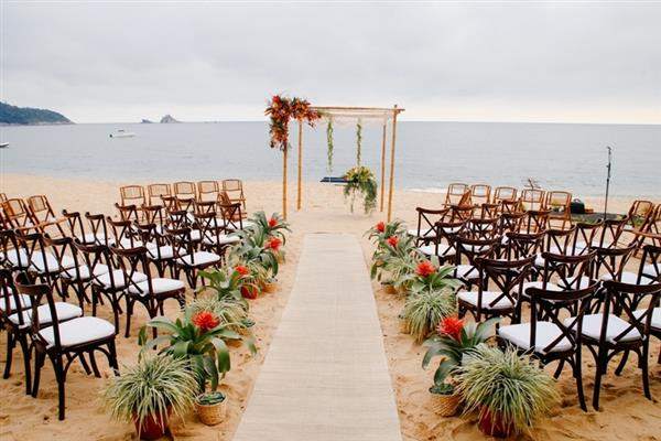 decoração de casamento na praia com verde