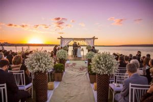 casamento na praia ao por do sol