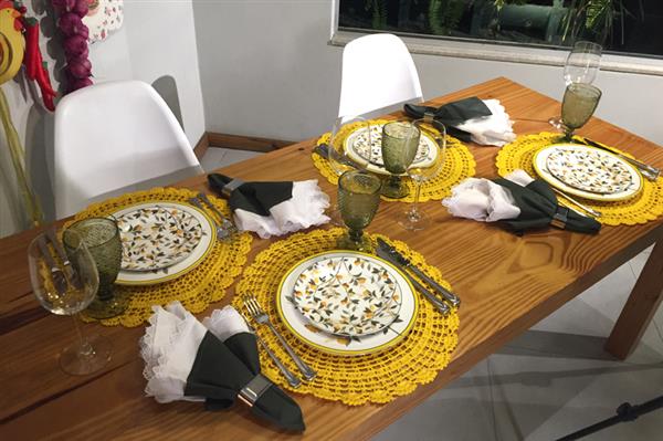 mesa posta com jogo americano de croche