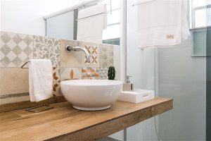 decoracao-banheiro-simples-banheiro-com-bancada-de-porcelanato