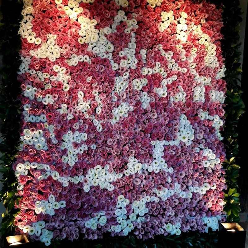 painel feito de flores naturais em rosas
