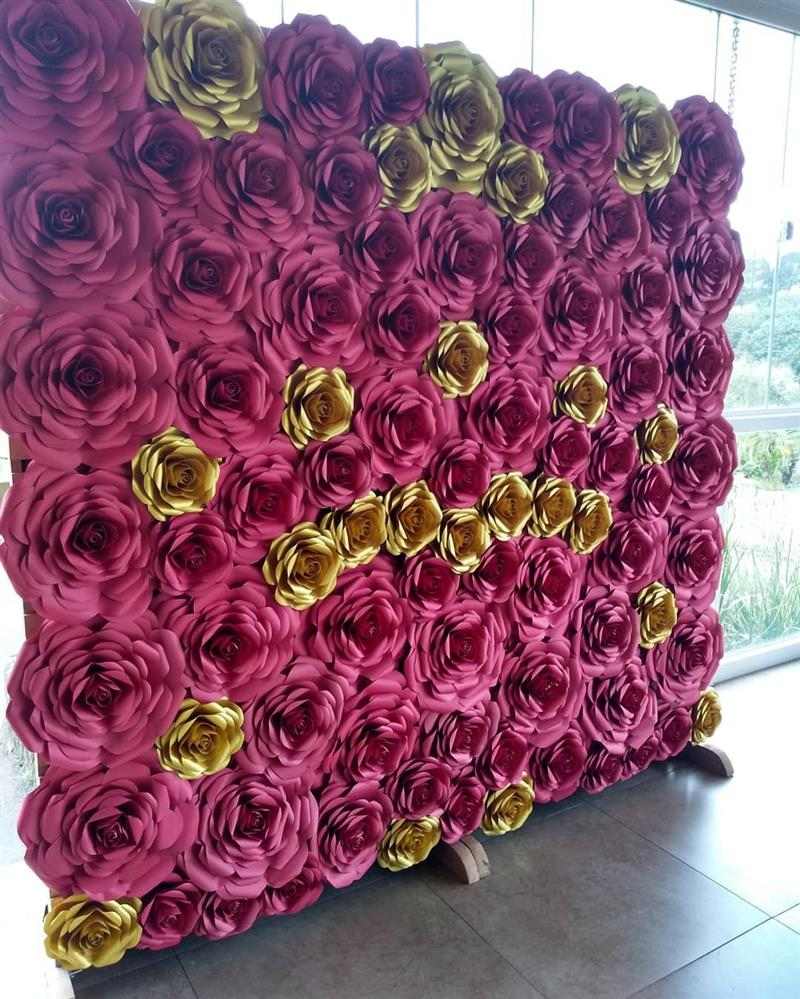 painel com flores vermelhas e dourado