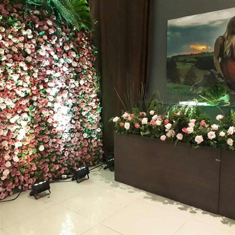 painel de entrada com flores