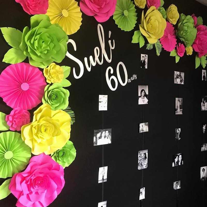 painel com flores e fotos