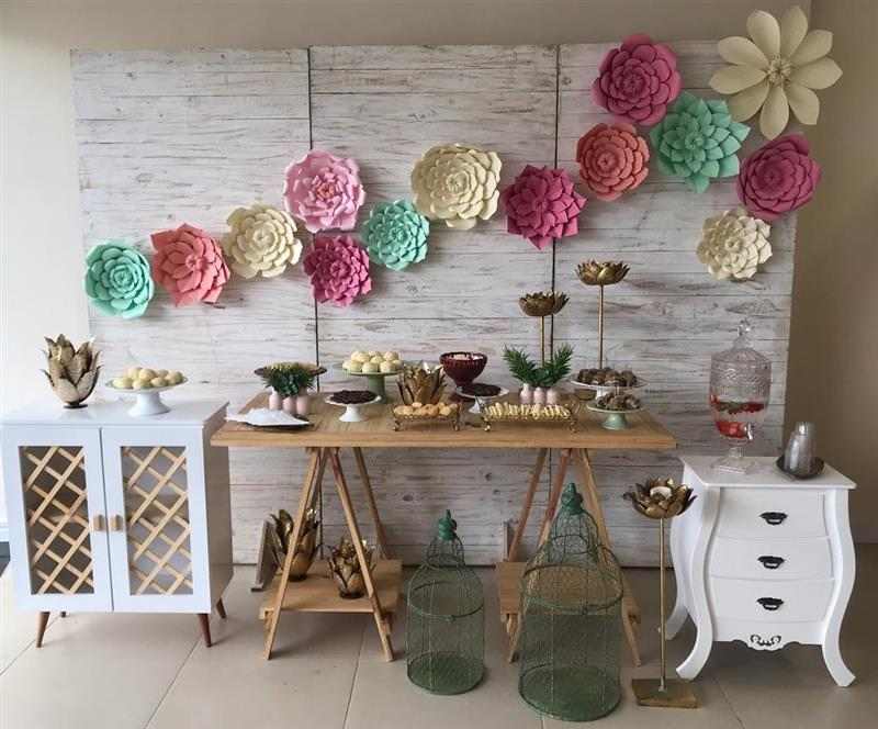 painel simlpes decorado com flores