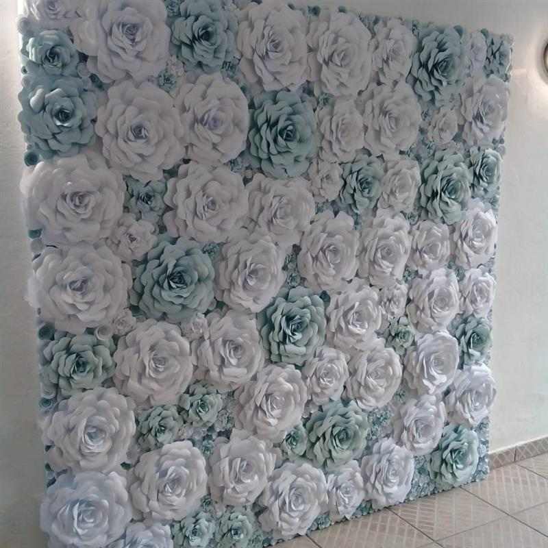 painel com flores azul e branco