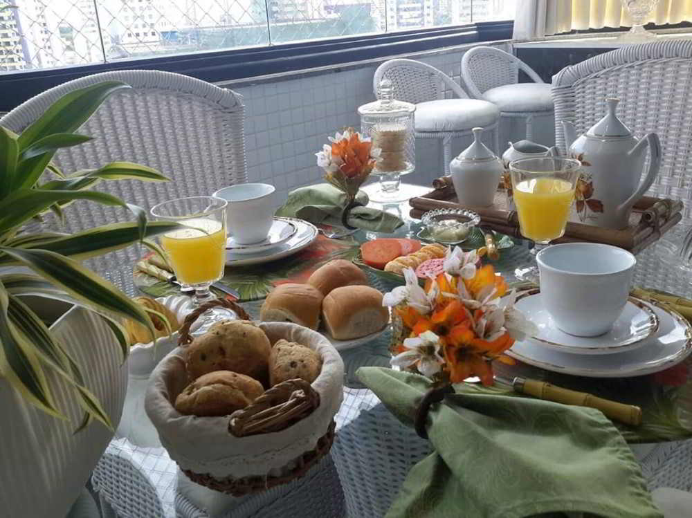 café com pãezinhos