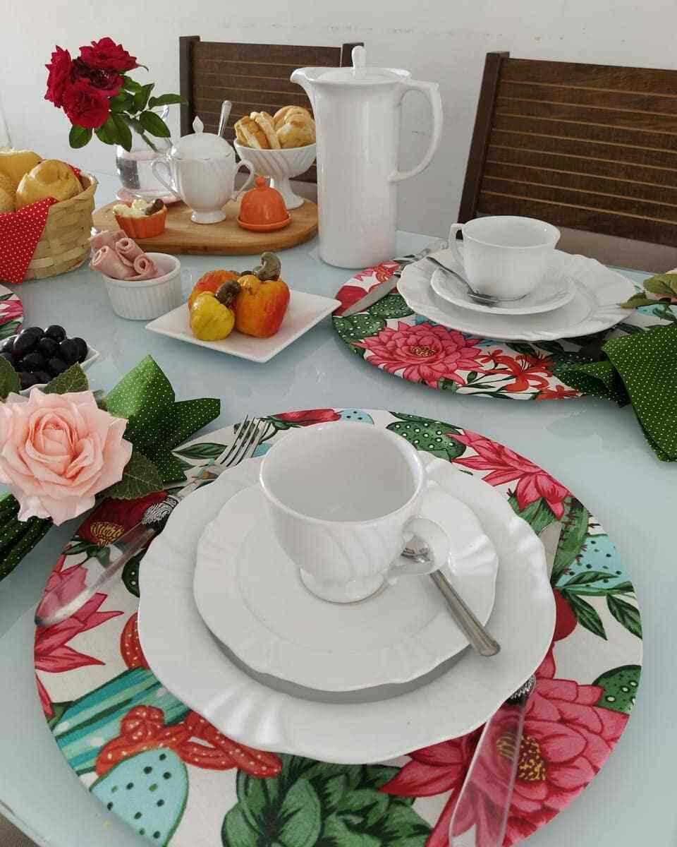 mesa de café da manhã com frutas