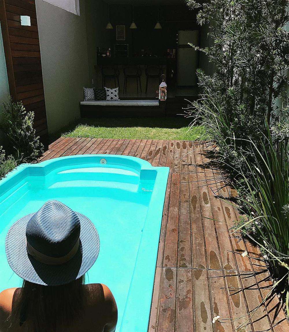 A área da piscina é ideal para receber amigos em dias de sol