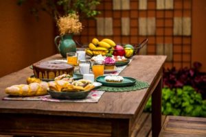 decoraçeo de mesa de cafe da manha romantico