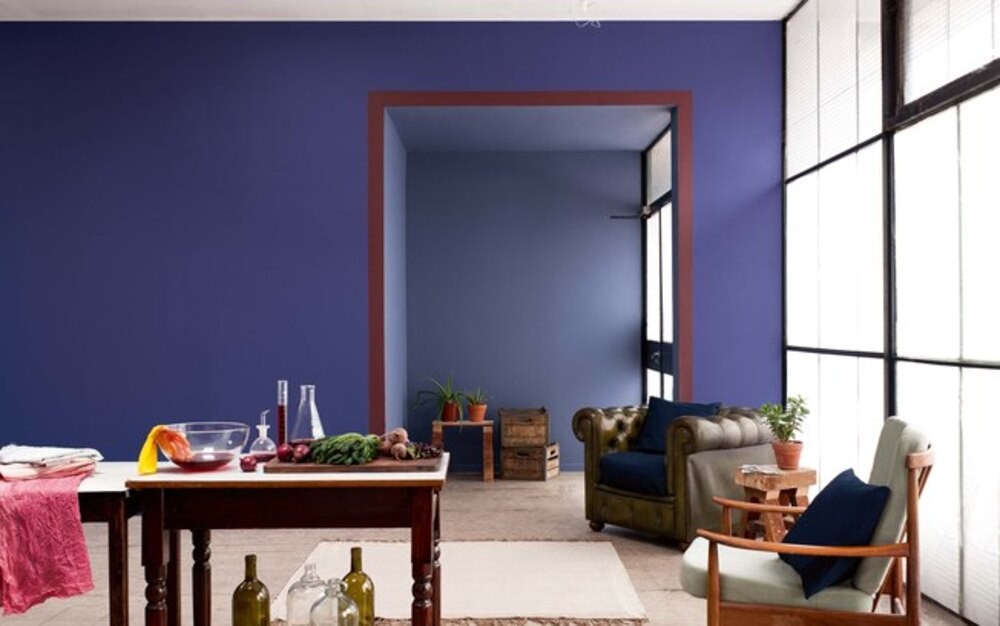 parede azul violeta