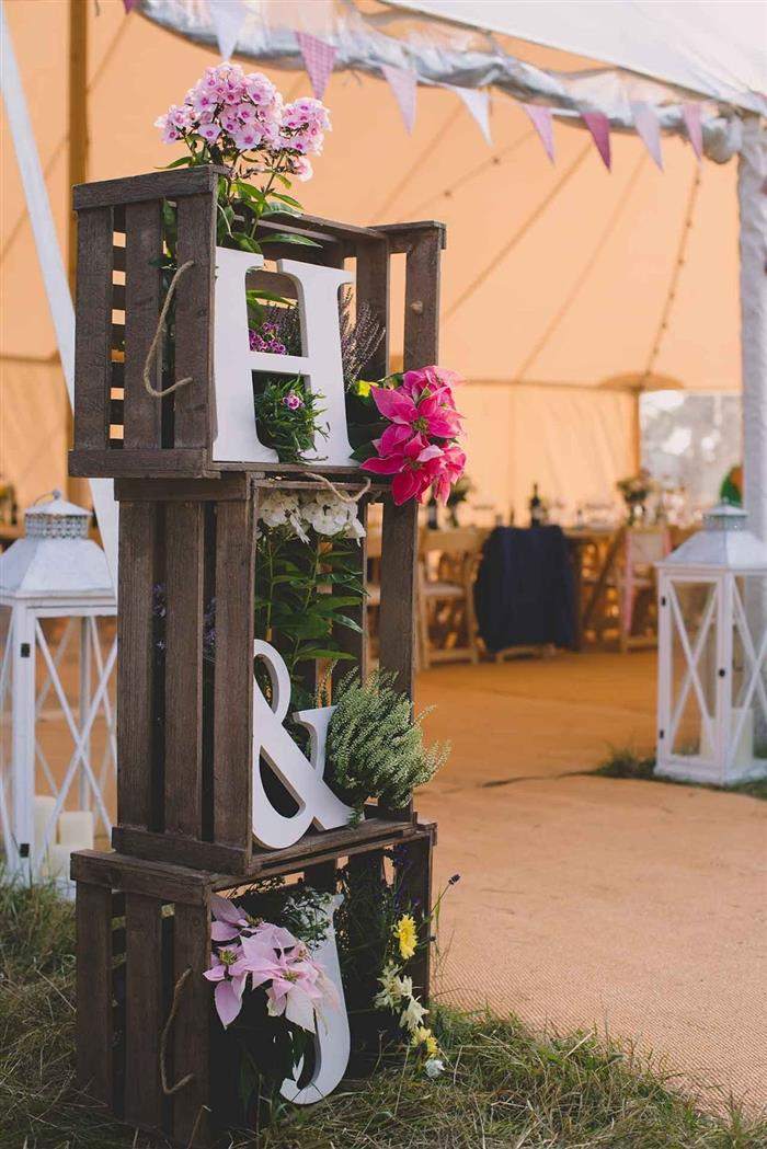 decoração com caixote de madeira para festa