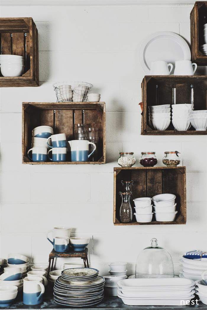 decoração de cozinha com caixote de madeira