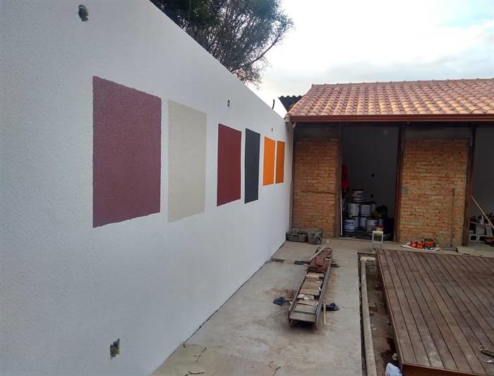 casas pintadas em tons de marrom