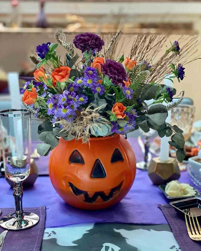 Decoração de abóbora com flores em mesa