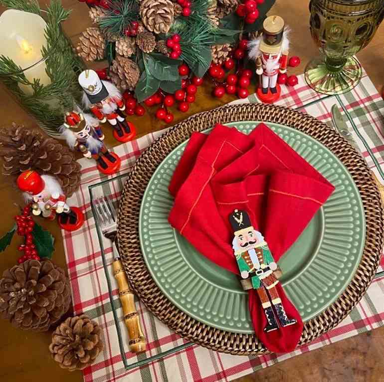 Mesa de natal com porta guardanapo de quebra nozes